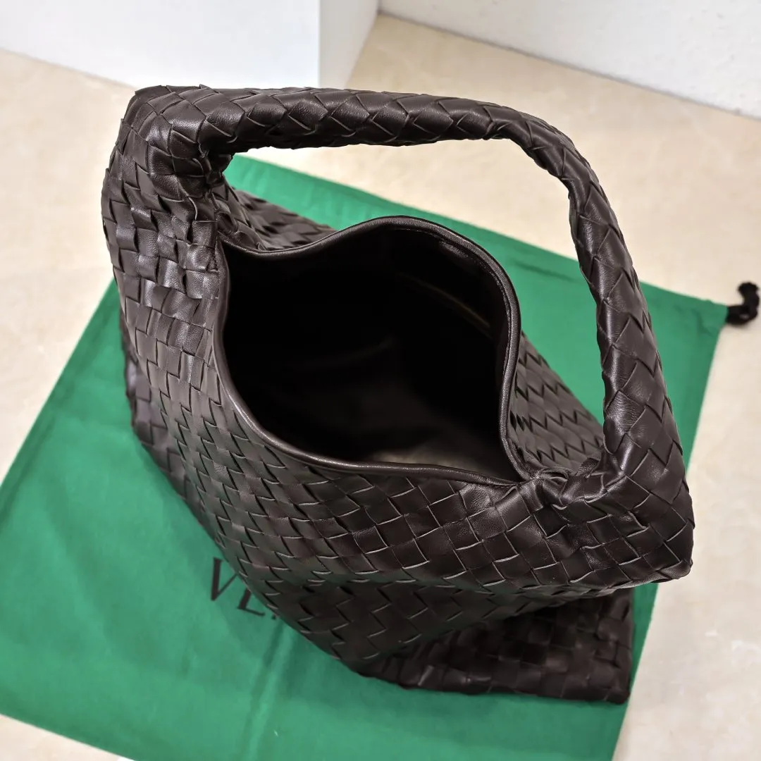 Batch 1960 #Bv new medium-sized HOP bag, the bag body and handles are made of a whole piece of woven leather. The bag body is soft and lazy. Hop symbolizes the praise of innovation and eternal craftsmanship [love]. The pyramid silhouette combines practicality and fashion. It is modern and casual, and the bag mouth is double-sided closed design, more convenient and safe! The cowhide texture also makes the bag more wear-resistant and durable. A must-have for fashionable ladies who like minimalism yet comfortable and casual! Size: 46x21x10cm Model: 6262